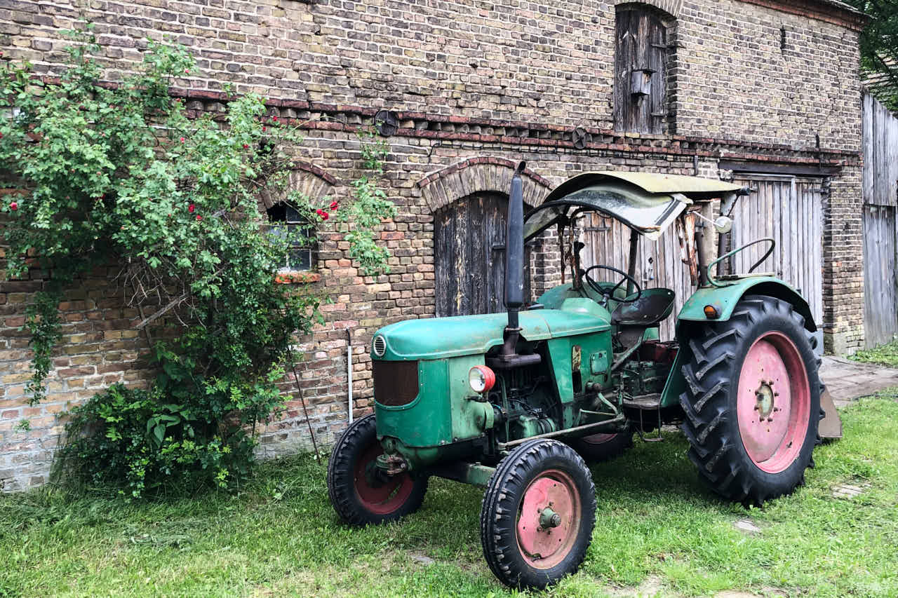 Herzenshof Hofbild mit Traktor